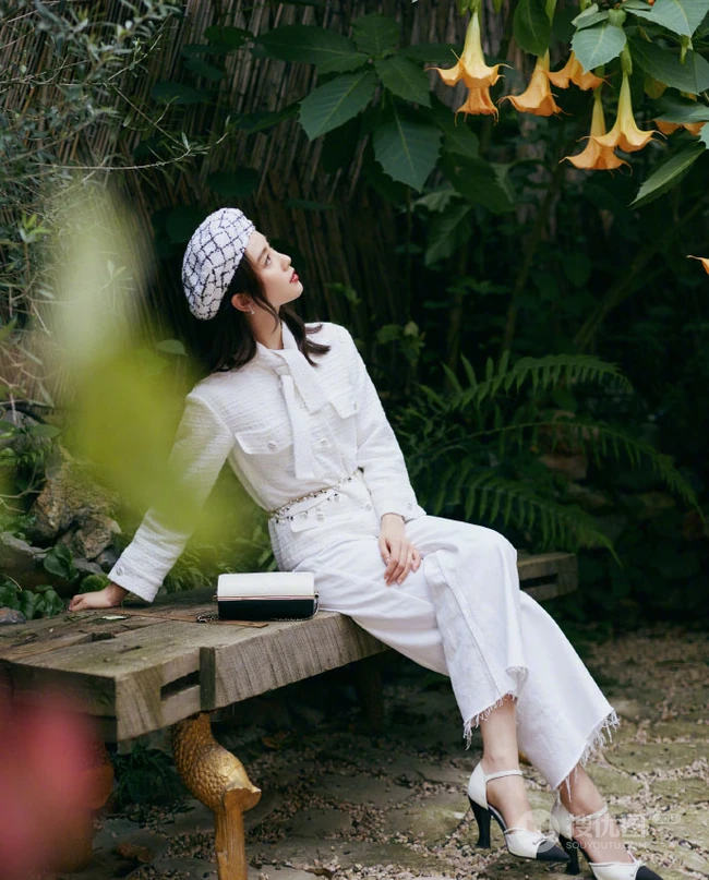 刘诗诗温婉可人居家，农院风写真照，白衣，白裤，格子帽着身，恬静而优雅