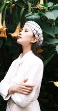 刘诗诗温婉可人居家，农院风写真照，白衣，白裤，格子帽着身，恬静而优雅