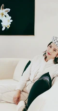 刘诗诗温婉可人居家，农院风写真照，白衣，白裤，格子帽着身，恬静而优雅