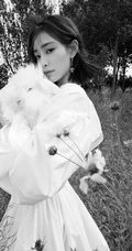 许佳琪、赵小棠户外湖畔意境写真，和带刺玫瑰同框，唯美十足