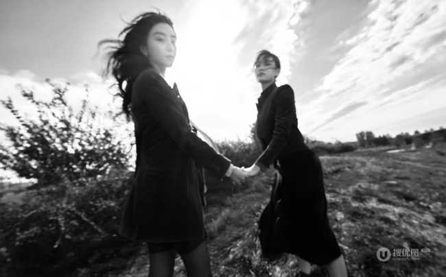 许佳琪、赵小棠户外湖畔意境写真，和带刺玫瑰同框，唯美十足