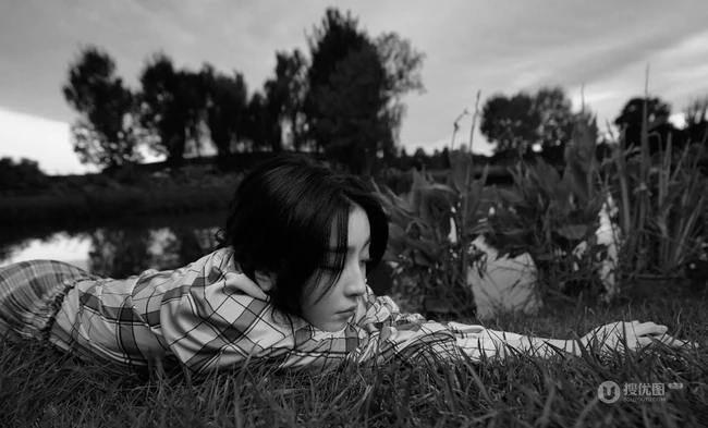 许佳琪、赵小棠户外湖畔意境写真，和带刺玫瑰同框，唯美十足