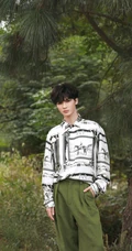 朱正廷户外小山坡，草地上，树木旁洋气，帅气写真图片