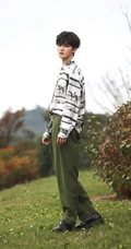 朱正廷户外小山坡，草地上，树木旁洋气，帅气写真图片