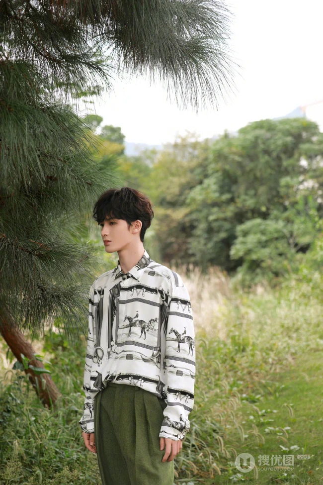 朱正廷户外小山坡，草地上，树木旁洋气，帅气写真图片