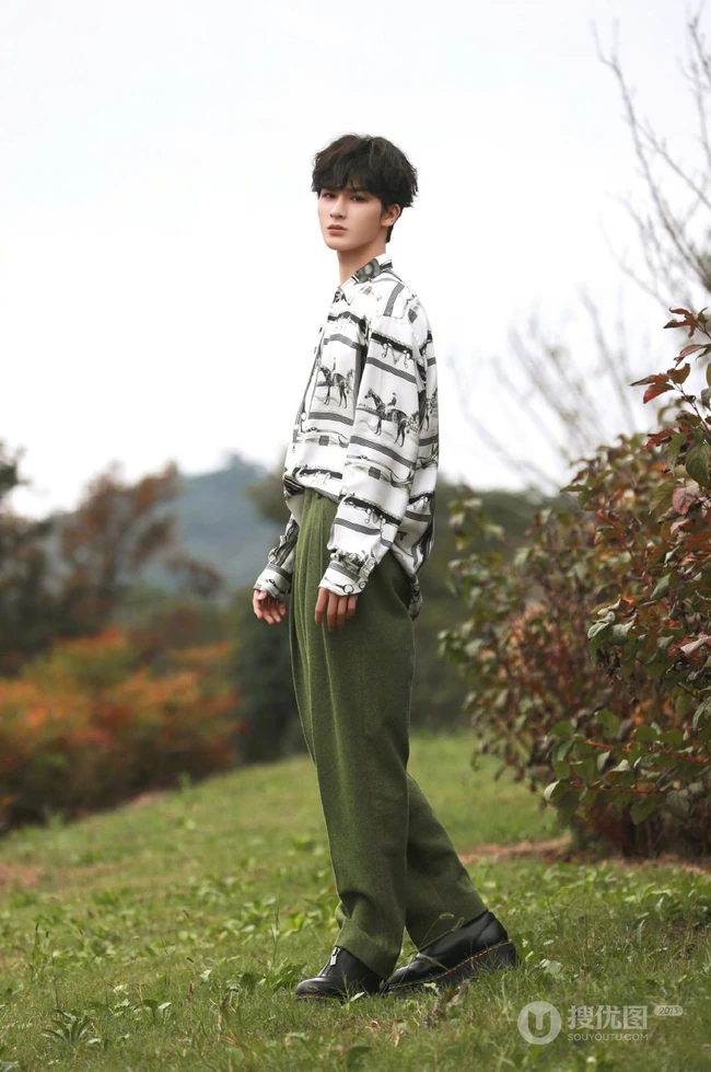 朱正廷户外小山坡，草地上，树木旁洋气，帅气写真图片