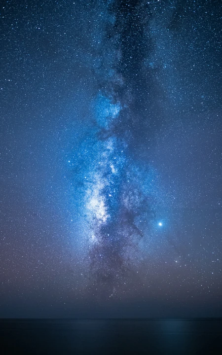 夜晚平静海面上的壮丽星空景色高清手机壁纸免费下载