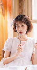 李艺彤甜美可爱粉色裙装室内美照
