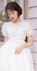 李艺彤甜美可爱粉色裙装室内美照