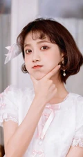 李艺彤甜美可爱粉色裙装室内美照