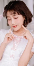 李艺彤甜美可爱粉色裙装室内美照