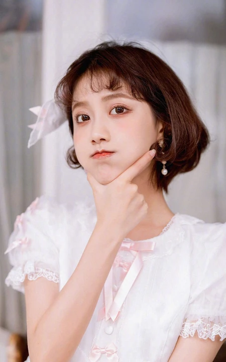 李艺彤甜美可爱粉色裙装室内美照