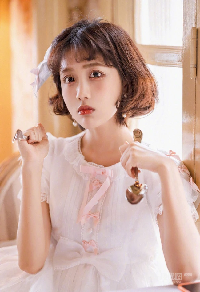 李艺彤甜美可爱粉色裙装室内美照
