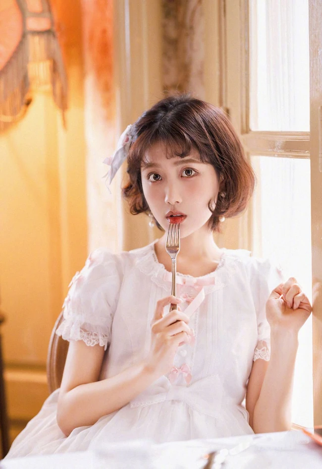 李艺彤甜美可爱粉色裙装室内美照