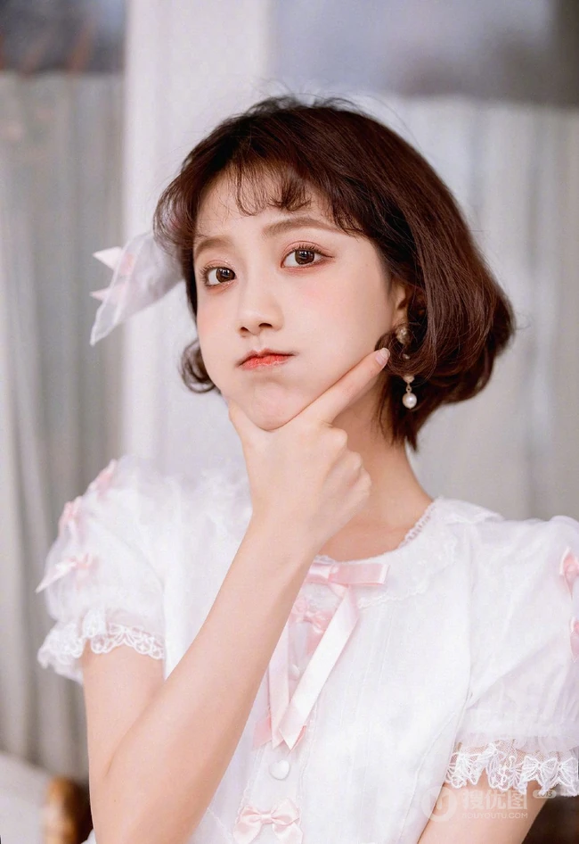 李艺彤甜美可爱粉色裙装室内美照