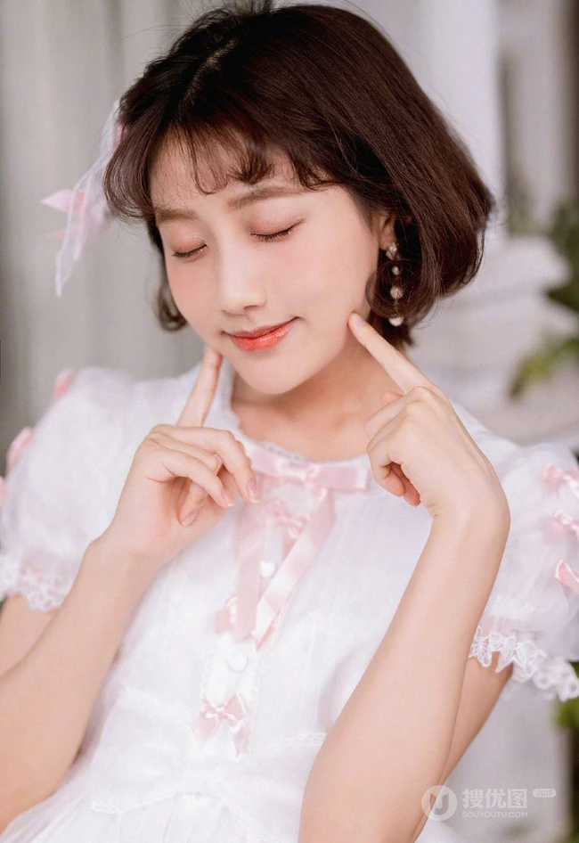 李艺彤甜美可爱粉色裙装室内美照