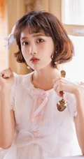 李艺彤甜美可爱粉色裙装室内美照