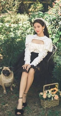 杨超越甜美复古森系写真，黑白配连衣裙，小露气质线条