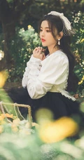 杨超越甜美复古森系写真，黑白配连衣裙，小露气质线条