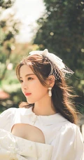 杨超越甜美复古森系写真，黑白配连衣裙，小露气质线条