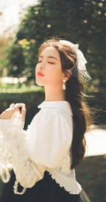 杨超越甜美复古森系写真，黑白配连衣裙，小露气质线条