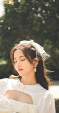 杨超越甜美复古森系写真，黑白配连衣裙，小露气质线条