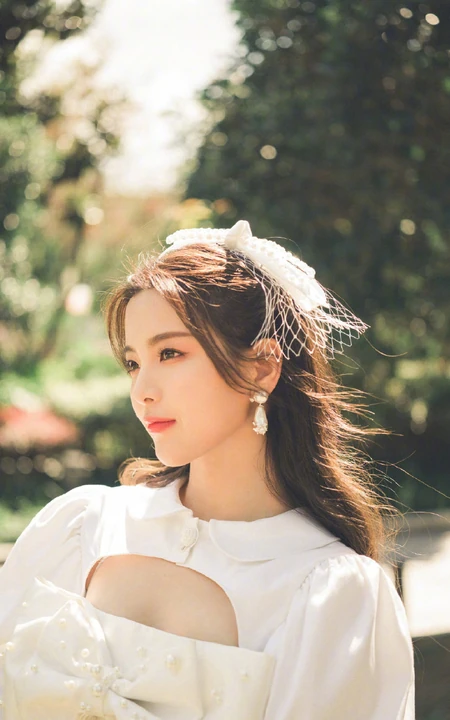 杨超越甜美复古森系写真，黑白配连衣裙，小露气质线条