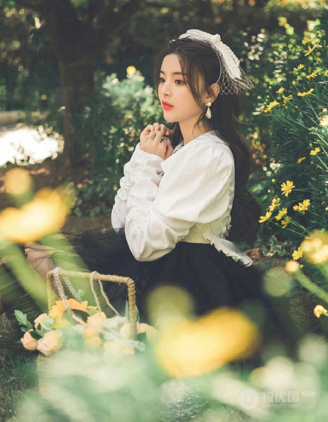 杨超越甜美复古森系写真，黑白配连衣裙，小露气质线条