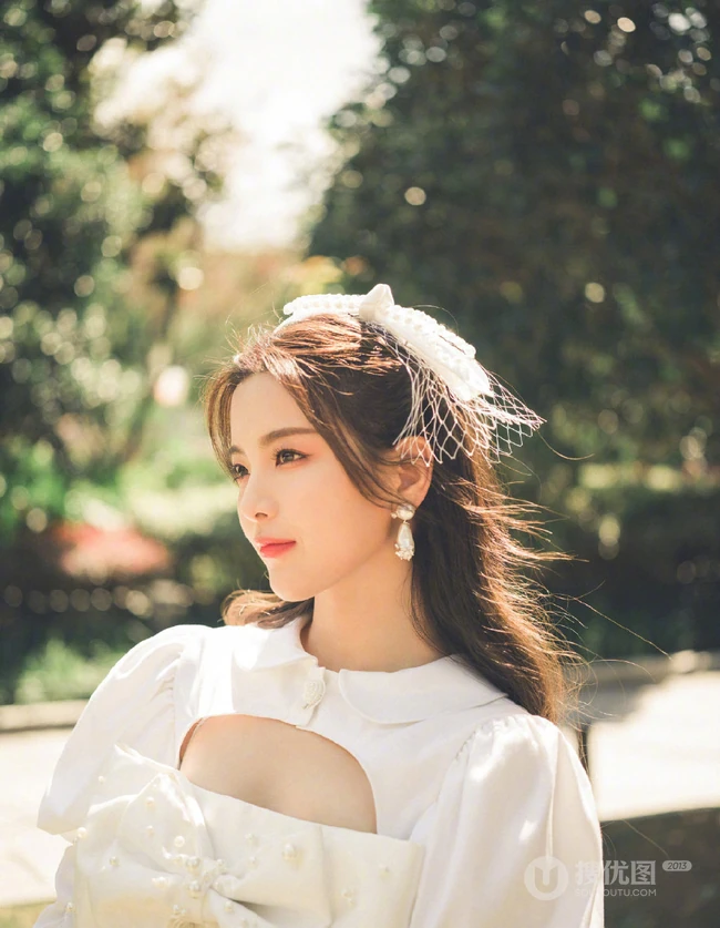 杨超越甜美复古森系写真，黑白配连衣裙，小露气质线条