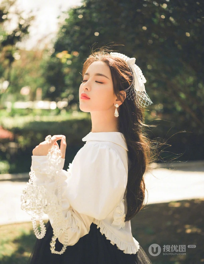杨超越甜美复古森系写真，黑白配连衣裙，小露气质线条