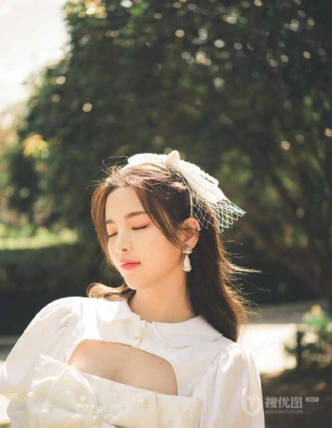 杨超越甜美复古森系写真，黑白配连衣裙，小露气质线条