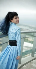 刘萌萌齐刘海长发搭配蓝色带水晶连衣裙气质写真照
