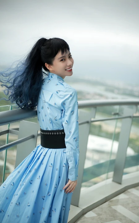刘萌萌齐刘海长发搭配蓝色带水晶连衣裙气质写真照