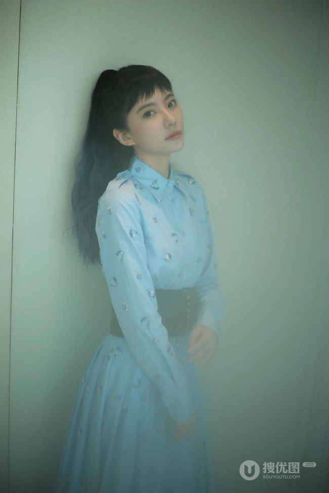 刘萌萌齐刘海长发搭配蓝色带水晶连衣裙气质写真照
