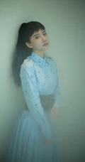 刘萌萌齐刘海长发搭配蓝色带水晶连衣裙气质写真照