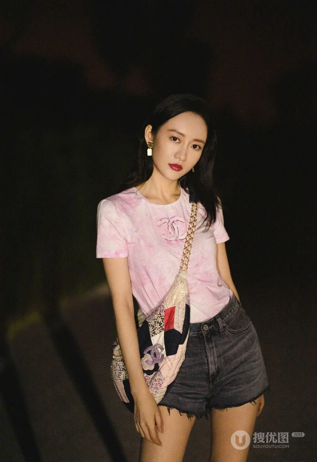王鸥休闲T恤牛仔短裤夜景街拍写真生活照