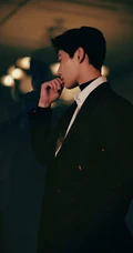 杨洋帅气活动写真，黑色西服正装着身，魅力十足