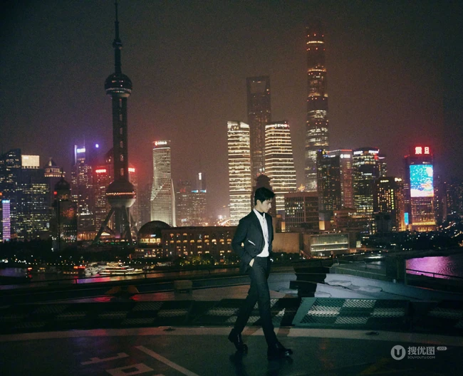杨洋帅气活动写真，黑色西服正装着身，魅力十足