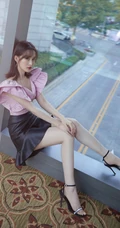 李沁甜美气质紫衣搭配黑色皮裙落地窗前动人写真照