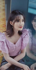 李沁甜美气质紫衣搭配黑色皮裙落地窗前动人写真照