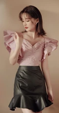 李沁甜美气质紫衣搭配黑色皮裙落地窗前动人写真照