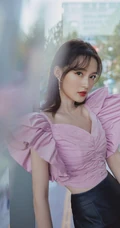 李沁甜美气质紫衣搭配黑色皮裙落地窗前动人写真照
