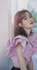 李沁甜美气质紫衣搭配黑色皮裙落地窗前动人写真照