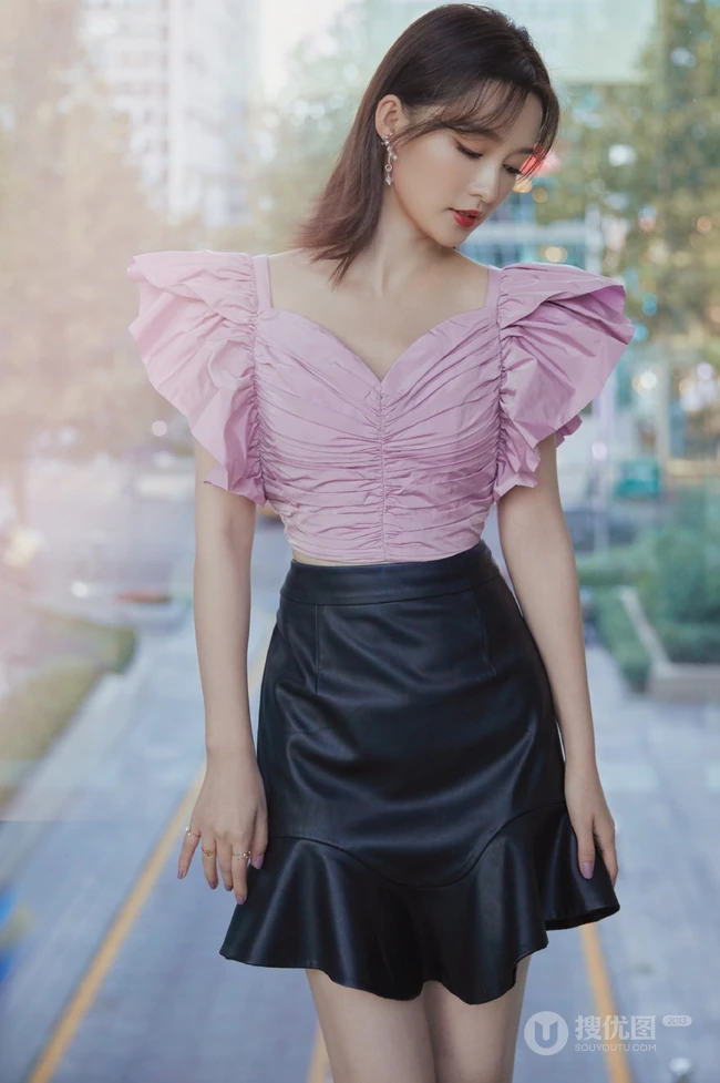 李沁甜美气质紫衣搭配黑色皮裙落地窗前动人写真照