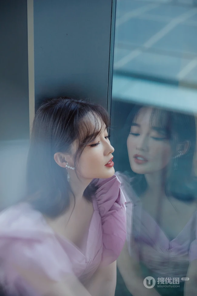 李沁甜美气质紫衣搭配黑色皮裙落地窗前动人写真照