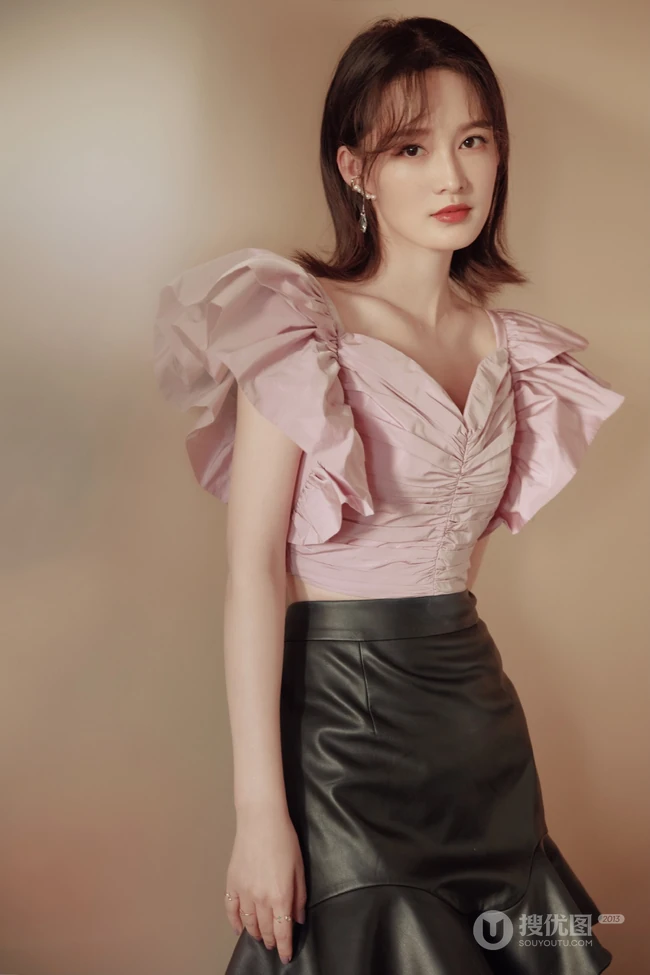 李沁甜美气质紫衣搭配黑色皮裙落地窗前动人写真照