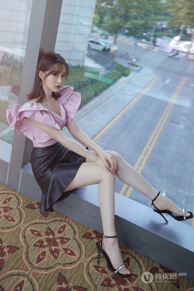 李沁甜美气质紫衣搭配黑色皮裙落地窗前动人写真照
