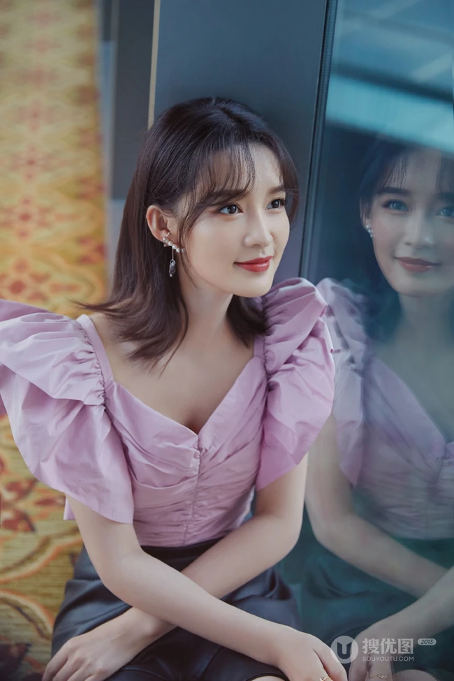 李沁甜美气质紫衣搭配黑色皮裙落地窗前动人写真照