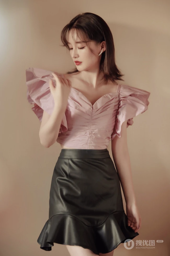 李沁甜美气质紫衣搭配黑色皮裙落地窗前动人写真照