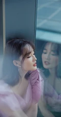 李沁甜美气质紫衣搭配黑色皮裙落地窗前动人写真照